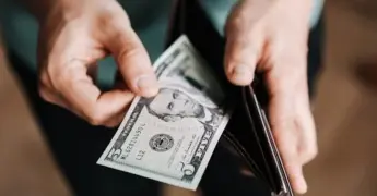 El peso mexicano abre en 19.34 por dólar, impulsado por el retroceso de la moneda estadounidense