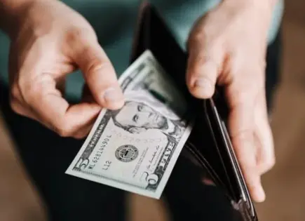 El peso mexicano abre en 19.34 por dólar, impulsado por el retroceso de la moneda estadounidense