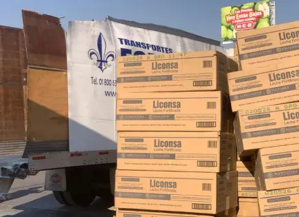 Tráiler se queda atorado en el Río Santiago; generan horas de caos vial