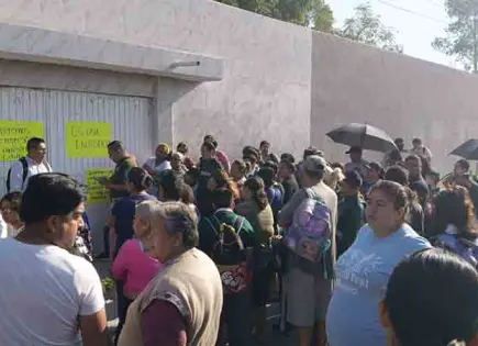 Exigen el regreso de una maestra sancionada