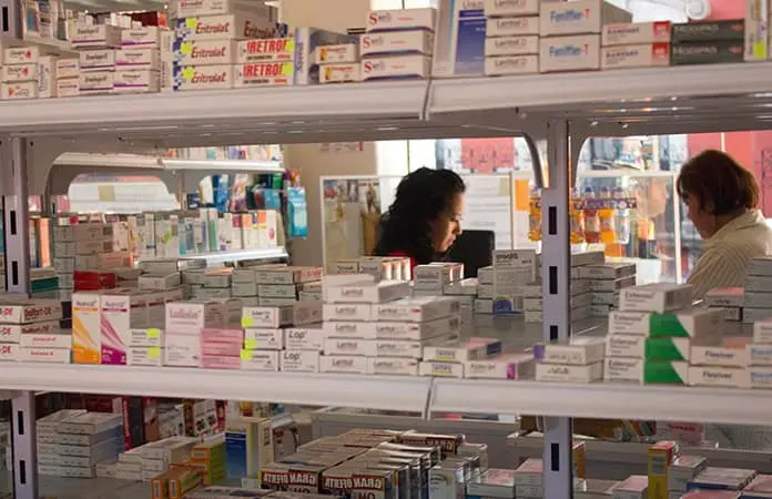 Anticorrupción inhabilita por 2 años a farmacéutica