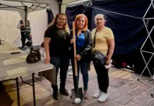 Ceci Flores se reúne con Rosario Piedra; le entregan una pala