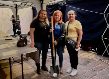Ceci Flores se reúne con Rosario Piedra; le entregan una pala