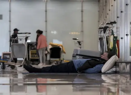 España restringirá acceso al aeropuerto de Madrid para frenar permanencia de personas sin hogar