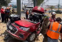 Fotos | Estrellan auto frente al salón Chicagos; hay dos heridos