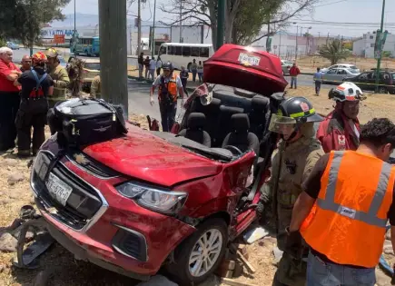 Fotos | Estrellan auto frente al salón Chicagos; hay dos heridos