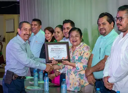 Entregan premio de educación