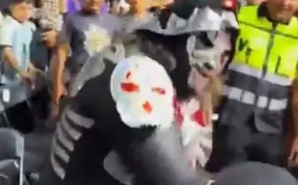 LA Park da golpiza a un aficionado en Arena Potosí (video) LA Park da golpiza a un aficionado en Arena Potosí (video)