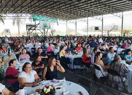Maestros soportan clima de 41 grados