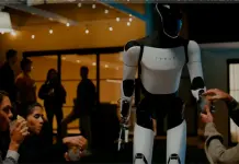 Elon Musk presenta los avances del revolucionario Robot Optimus de Tesla