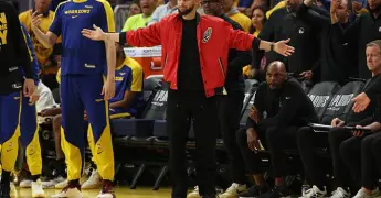 Warriors autorizan a Curry trabajo ligero