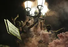 Auto embiste a multitud afuera del Espanyol-Barcelona