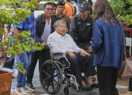 Se entregan 17 implicados por colapso mortal de rascacielos en Bangkok