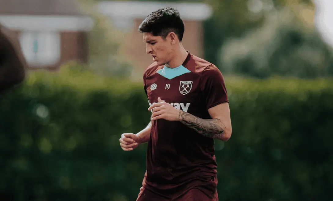 Edson Álvarez tiene pie y medio fuera del West Ham