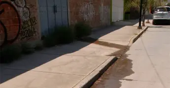 Denuncian fuga de agua en casa sola