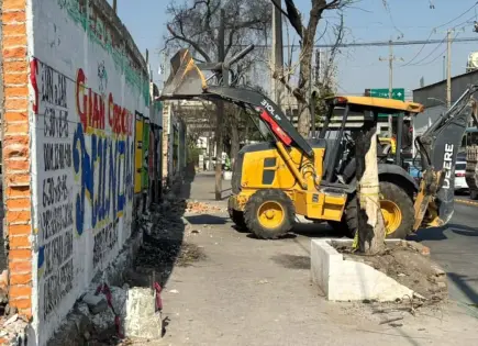 Inician demolición de barda en tarimera de Soledad