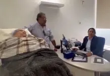 BBVA ofrece disculpa tras obligar a una ancianita a ir en camilla