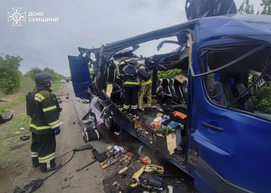 El Servicio de Emergencias de Ucrania, rescatistas recuperan los cuerpos de los pasajeros de un bus alcanzado por un dron ruso / AP
