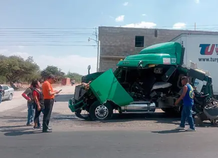 Chocan carros y un tráiler en la rúa a Zacatecas