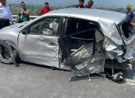 Fotos | Mujer sale ilesa de fuerte choque cerca de Axtla