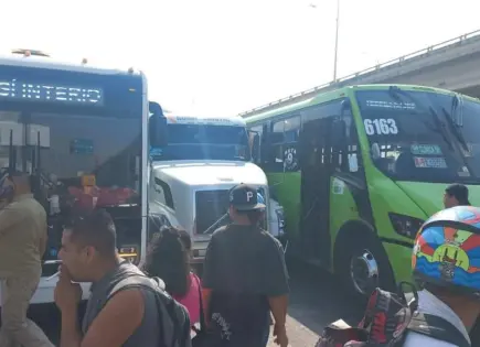Video: Trailero queda atorado entre dos camiones urbanos