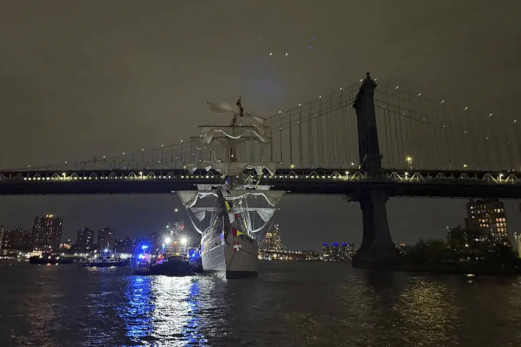 Cadetes de la Armada de México se gradúan con tributo a víctimas del Buque Cuauhtémoc