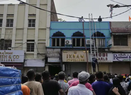 Tragedia por incendio en edificio cerca de Charminar en Hyderabad, India