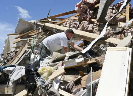 Residentes se recuperan tras tornados