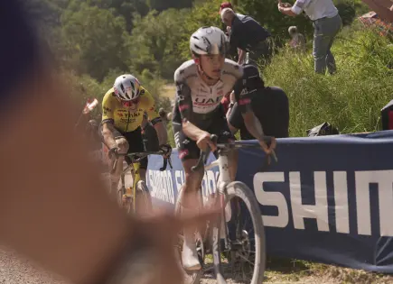Isaac del Toro lidera el Giro de Italia en emocionante etapa