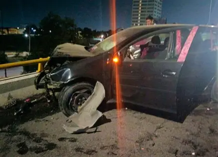 Auto acaba destrozado al chocar con contención en el puente Gálvez
