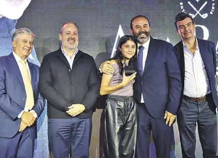 RECIBEN LA PRESEA “HOLE IN ONE”