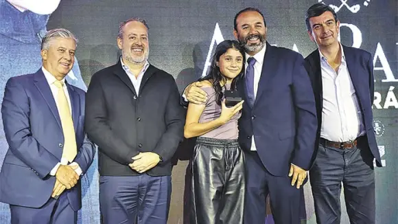 RECIBEN LA PRESEA "HOLE IN ONE"