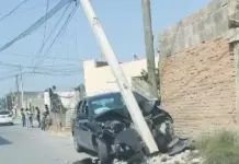 Conductor abandona autom&oacute;vil tras chocar contra poste