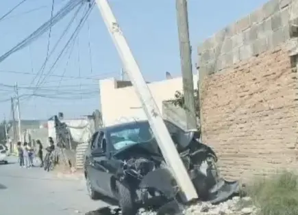 Conductor abandona autom&oacute;vil tras chocar contra poste