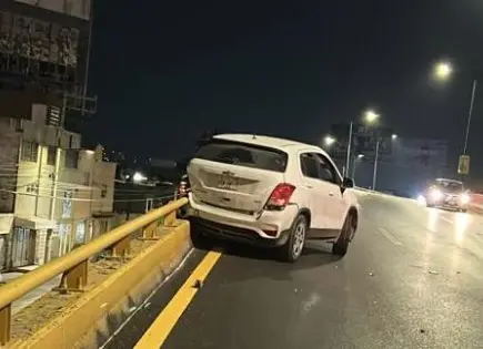 Solo da&ntilde;os materiales tras choque contra guarnici&oacute;n en Salvador Nava