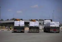 Primeros camiones de ayuda entran en Gaza, pero aliados amenazan a Israel