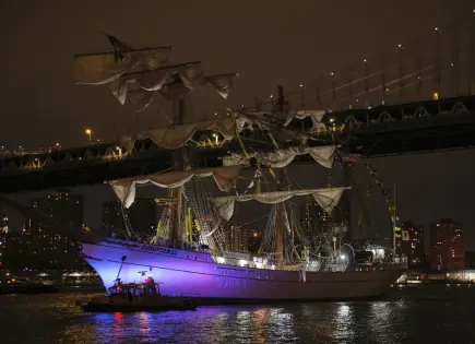 Retorna a México parte de la tripulación de buque de la Armada que chocó en NY