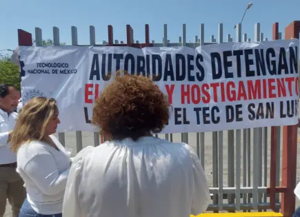 Protestan en el Tec de SLP contra su director