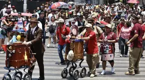 Organilleros desfilan por calles de la CDMX