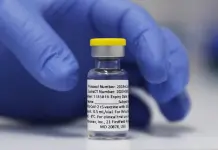 Nueva política de salud de Trump limita acceso a vacunas contra el COVID