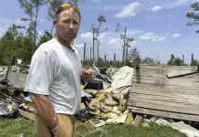 Sobrevivientes de tornados en Mississippi esperan ayuda