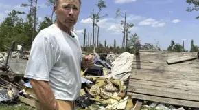 Sobrevivientes de tornados en Mississippi esperan ayuda