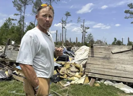 Sobrevivientes de tornados en Mississippi esperan ayuda