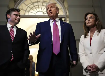 Trump en el Capitolio insta a republicanos divididos a unirse
