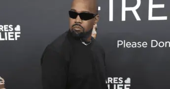 Mercanc&iacute;a no oficial en concierto de Kanye West desata pol&eacute;mica