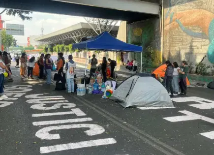 Familias buscadoras mantienen bloqueo en Tlalpan; exigen presencia de Clara Brugada o la fiscal Bertha Alcalde