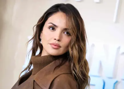 Eiza González deslumbra en Nueva York con look total marrón de Ralph Lauren