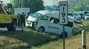 Camioneta de personal sale del camino en la 57