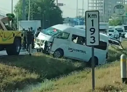 Camioneta de personal sale del camino en la 57