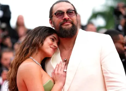 Jason Momoa y Adria Arjona presumen su amor en Cannes